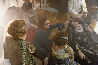 Sílvia Munt, en el centre de la imatge, parlant amb les actrius.
