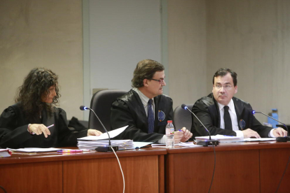 L’advocat acusat, al centre, ahir a l’Audiència de Lleida.