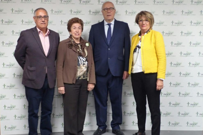 A l’esquerra, el president de l’AECC Lleida, Eduardo Serrano.