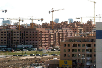 Imatge d’arxiu d’un bloc d’habitatges en construcció.