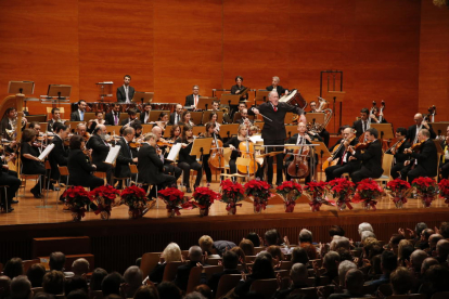 El director de la Simfònica del Vallès, James Ross, va encomanar el ritme de l’orquestra al públic.