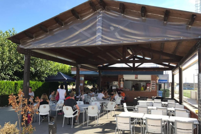 El bar de las piscinas de Torrefarrera, que sí está abierto.