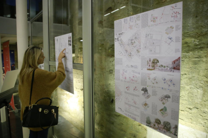 Los proyectos finalistas de la plaza Josep Prenafeta están expuestos en el Auditori.