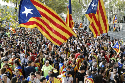 Els carrers de pobles i ciutats com Barcelona van tornar a omplir-se ahir en defensa de l’1-O.