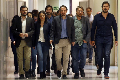 Los miembros de Unidos Podemos poco antes de  ofrecer una rueda de prensa en el Congreso.