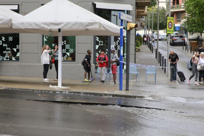 L’aigua va aixecar l’asfalt i va baixar carrer avall fins que Aigües de Lleida va tancar la clau de pas.