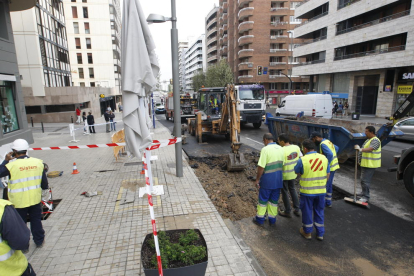 El agua levantó el asfalto y cayó por la calle hasta que Aigües de Lleida cerró la llave de paso.