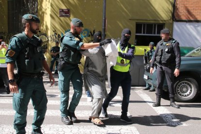 Varios agentes de la Guardia Civil acompañan al detenido, el pasado martes, en Pardinyes.