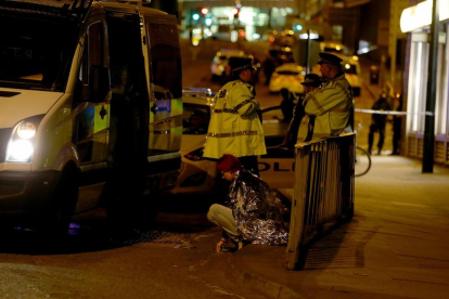 Una víctima del atentado sentada en el suelo en las inmediaciones del Manchester Arena.