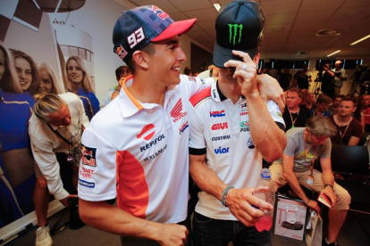 Marc Màrquez fa broma amb Cal Crutchlow durant la roda de premsa prèvia al Gran Premi d’Holanda.
