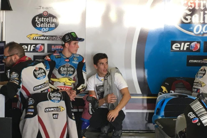 Àlex Màrquez roda amb una MotoGP sota l’atenta mirada de Marc