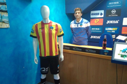La camiseta con la senyera que el equipo lucirá ante el At. Saguntino, y el entrenador del Lleida, Gerard Albadalejo.
