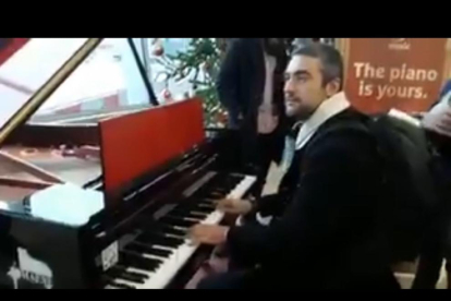 Bernat Solé, tocando el piano en el aeropuerto de Bruselas.