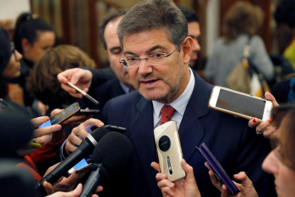 El ministro de Justicia, Rafael Catalá, hace declaraciones en los pasillos del Congreso de los Diputados.