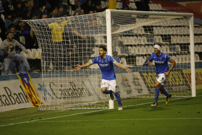 Iván Agudo celebra, perseguit per Marc Nierga, el seu gol de penal que significava el 4-2 i consolidava la remuntada èpica davant del Cornellà.