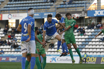 Iván Agudo celebra, perseguido por Marc Nierga, su gol de penalti que significaba el 4-2 y consolidaba la remontada épica ante el Cornellà.