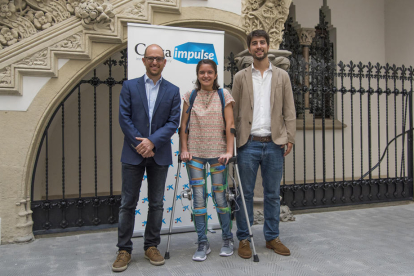 Font y Alfons Carnicero (investigador del grupo), con una joven que mostró el uso del exoesqueleto en el acto de concesión de las ayudas.