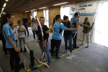 Un grup de dones practicant ahir el tir amb arc amb l’ajuda d’entrenadors del club.