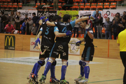 Borja, Cañellas i Giménez celebren un dels sis gols d’ahir.