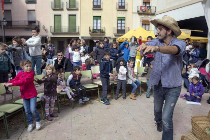Animació infantil amb tallers i contacontes, ahir a la plaça Major de Cervera, Vila del Llibre.