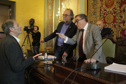 L’alcalde, a la dreta, xarrant amb Daniel Rubio, edil de Cs, davant de la mirada de Xavier Rodamilans.