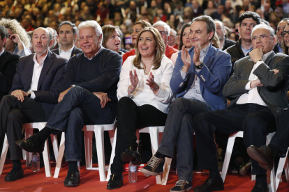 Susana Díaz, flanquejada pels expresidents del Govern Felipe González i José Luis Rodríguez Zapatero.