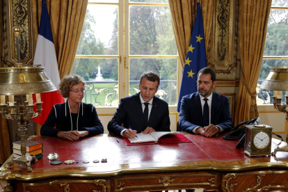 Macron firma la reforma laboral en el Palacio del Elíseo.