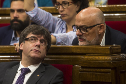 El president de la Generalitat, Carles Puigdemont, i el portaveu de