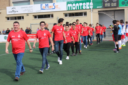Abans del partit els dos conjunts van fer el passadís al Juvenil B del Balaguer, que es va coronar campió de la seua Lliga.
