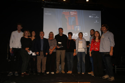 Autoridades, organizadores y ganadores de los premios, anoche en la clausura del festival Som Cinema en el Cafè del Teatre de Lleida.