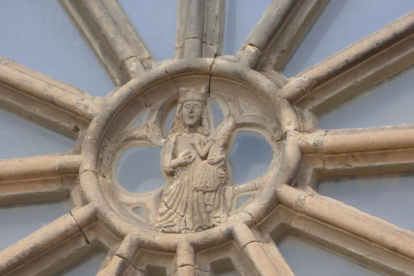 Detall de l'església romànico-gòtica de Santa Maria de Verdú.