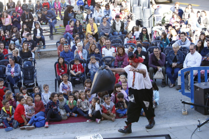 Grans i petits van gaudir ahir a la tarda d’una de les actuacions al festival Buuuf! d’Alcoletge.