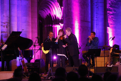 Un moment del concert protagonitzat per Maria del Mar Bonet i Quico Pi de la Serra ahir a la nau central de la Seu Vella.