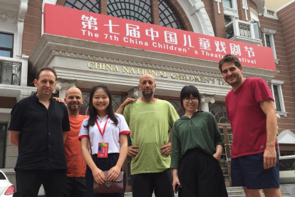 Els membres de La Baldufa, ahir davant del China International Children's Theatre de Pequín.