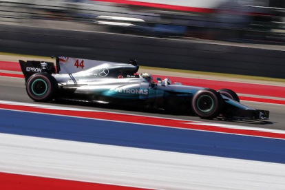 Lewis Hamilton i Sebastian Vettel pugnen per la primera plaça en el moment de la sortida del Gran Premi dels Estats Units.