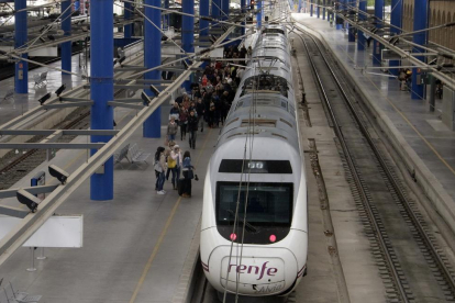 Un tren d’alta velocitat a l’estació de Lleida-Pirineus.