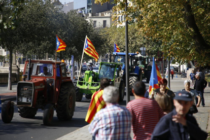 Els tractors van prendre ahir el centre de Lleida en defensa del dret a decidir i les institucions catalanes.