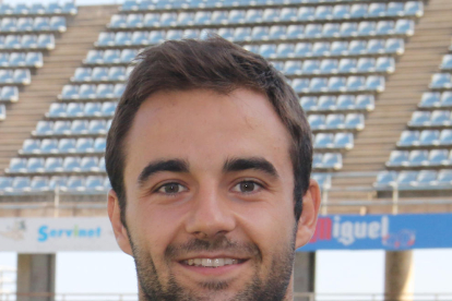 El davanter Marc Nierga, que va jugar des de la primera part amb un aparatós embenat al cap, intenta rematar davant l’oposició de defenses del Cornellà.