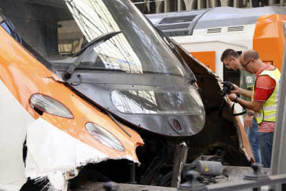 Els equips d’emergències assisteixen els ferits pel xoc del tren ahir a l’estació de França, a Barcelona.
