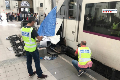 Els equips d’emergències assisteixen els ferits pel xoc del tren ahir a l’estació de França, a Barcelona.