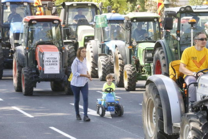 Los más pequeños sacaron sus tractores de juguete durante la protesta por las calles de Lleida.