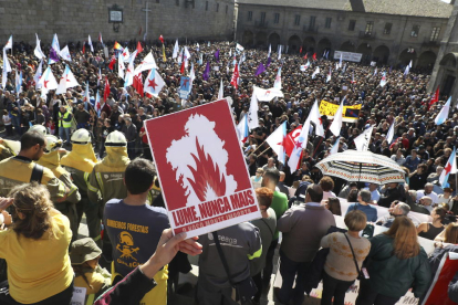 Los manifestantes leyeron un manifiesto ayer en la Praza de Quintana, en Santiago de Compostela. 