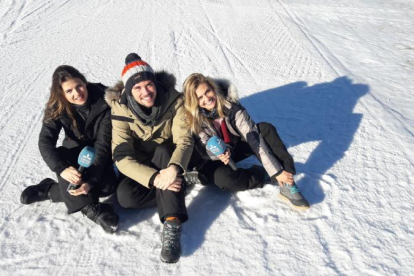 Rut Camí, Joan Cama i Marina Sala, conductors del programa sobre la neu i les estacions d’esquí.