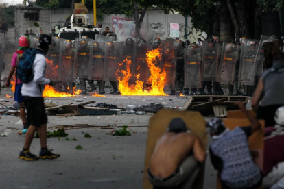 Manifestants opositors s’enfronten a membres de la Guàrdia Nacional a Caracas.