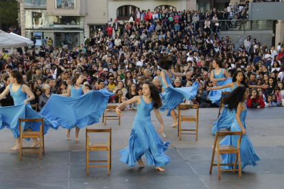 La plaça Sant Joan es va omplir d’alumnes de vuit escoles de Lleida que van mostrar dots de dansa.