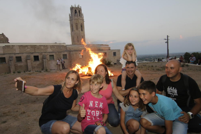 Famílies ahir celebrant la nit de Sant Joan a la foguera del Turó de la Seu Vella.