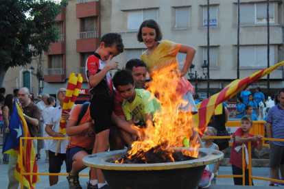 Famílies ahir celebrant la nit de Sant Joan a la foguera del Turó de la Seu Vella.