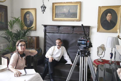 Sílvia Munt y uno de los protagonistas de ‘Vida privada’, Francesc Garrido, en un descanso del rodaje.