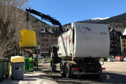 Un camión recogiendo residuos en la Val d’Aran.