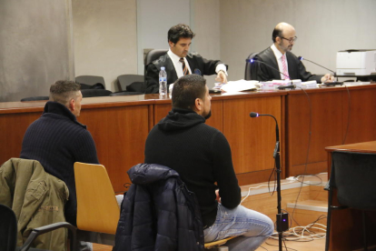 Els dos acusats, ahir, a l’Audiència de Lleida.
